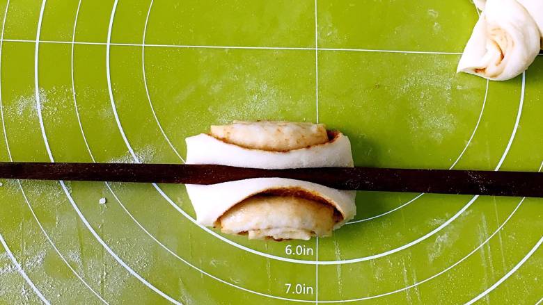 麻酱红糖花卷,切成3厘米的大小，用筷子在中间压一道辙，这里注意用力要适当，不能压断，但是也不能太浅。