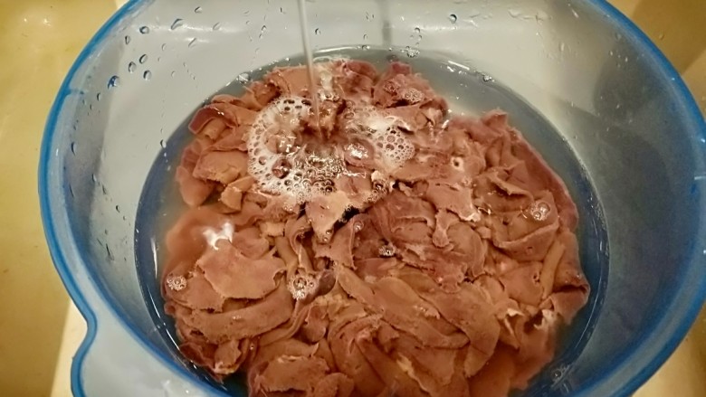 爆炒猪肝,在清水里泡一小时。