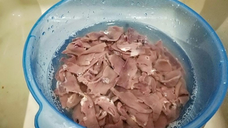 爆炒猪肝,接着清洗干净，直到水清为止。
