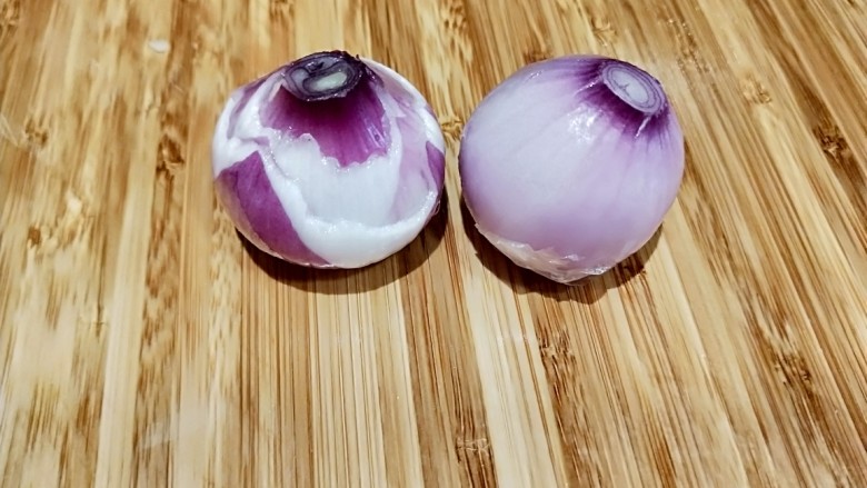 爆炒猪肝,这个紫皮小洋葱很小，可炒菜用很提味，香，去皮洗干净。
