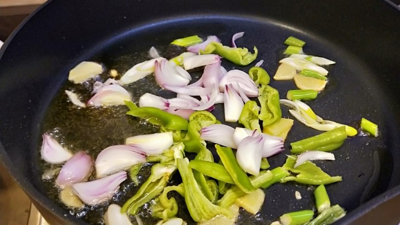 爆炒猪肝,加入辣椒炒均匀，在加洋葱煸炒。