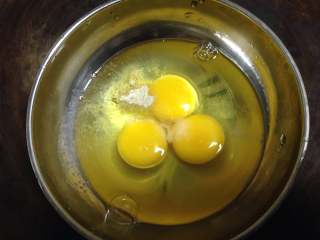 百搭鸡蛋酱,
鸡蛋打入碗中，加白胡椒粉