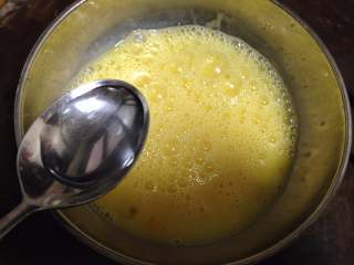 百搭鸡蛋酱,充分搅打均匀（最好打出泡沫）后加入一勺水搅匀