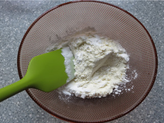 酸奶溶豆,玉米淀粉和奶粉混合均匀（最好过一下筛）不过筛会有小的颗粒出现