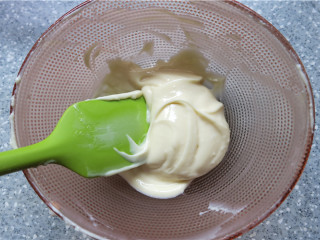 酸奶溶豆,用刮刀轻轻拌和均匀若有小的颗粒用刮刀抿一下，至光滑无颗粒就好了，注意不要过度搅拌