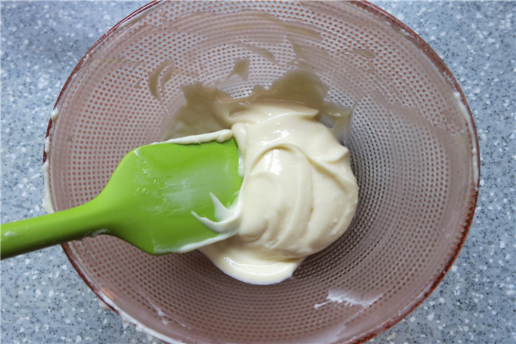 酸奶溶豆,用刮刀轻轻拌和均匀若有小的颗粒用刮刀抿一下，至光滑无颗粒就好了，注意不要过度搅拌