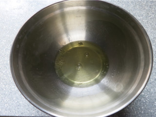 酸奶溶豆,蛋清放入无油无水的容器内，挤入几滴柠檬汁或者用几滴白醋代替也行（增加蛋白的稳定性）