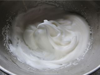 酸奶溶豆,用电动打蛋器高速打发，因为糖量较少，分初始和中期两次加入即可，打到能拉出鹰嘴勾的尖角（8分发）停止