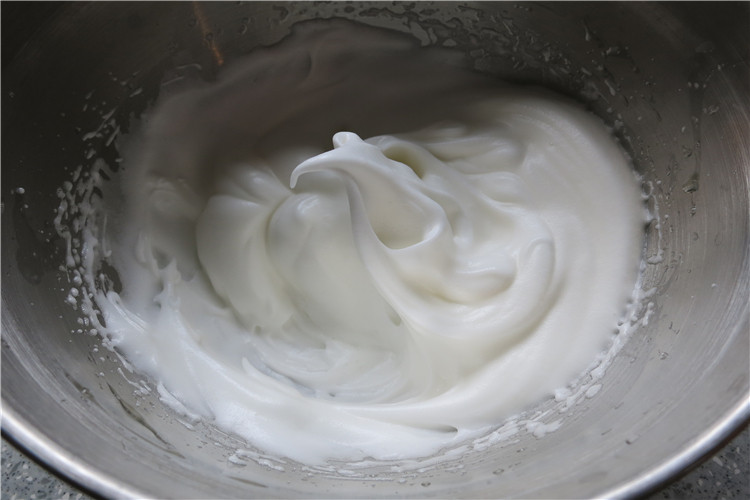 酸奶溶豆,用电动打蛋器高速打发，因为糖量较少，分初始和中期两次加入即可，打到能拉出鹰嘴勾的尖角（8分发）停止