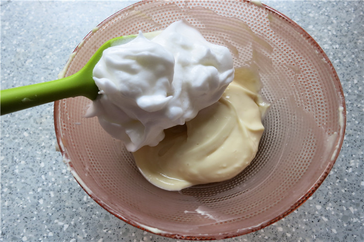 酸奶溶豆,取1/3蛋白加入酸奶糊用刮刀抄底加切拌的方式翻拌混合