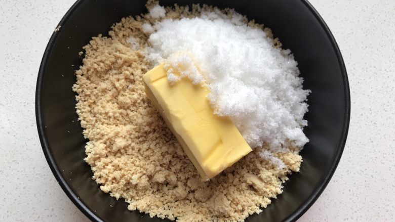 花生汤圆,黄油，糖，花生碎搅拌到一起，融化的黄油和糖会把花生碎变粘稠，然后成团。