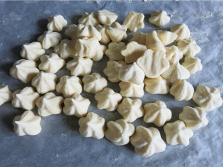 酸奶溶豆,用手轻轻一推很容易就拿下来了，放凉后记得要密封保存，受潮会变软的。