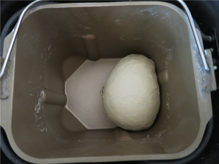 新网宠面包“白富美”净净包,搅拌至面团成团即可