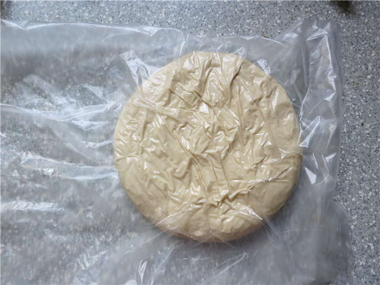 新网宠面包“白富美”净净包,放入保鲜袋按扁放入冰箱冷藏30分钟