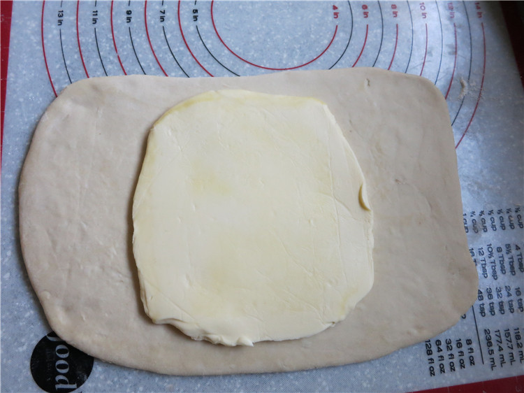 新网宠面包“白富美”净净包,将黄油片摆在中间