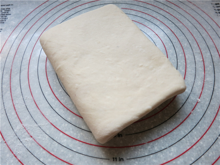 新网宠面包“白富美”净净包,从面团的两端各1/3处向中间折叠过来，完成一次3折