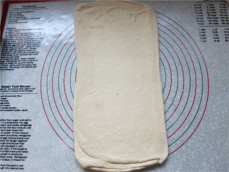 新网宠面包“白富美”净净包,紧接着将面团90度调转方向将面团擀开