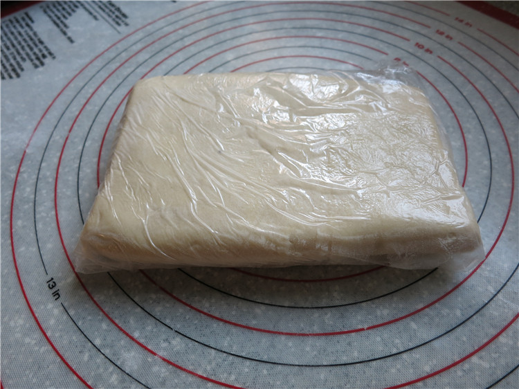 新网宠面包“白富美”净净包,再各1/3处向中间折叠过来，完成2次3折，将折好的面团放入保鲜袋入冰箱冷藏20-30分钟，使面团在低温中得到充分松弛