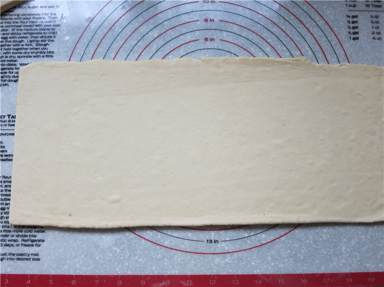 新网宠面包“白富美”净净包,取出面团擀成宽度为18cm长为50cm的面片