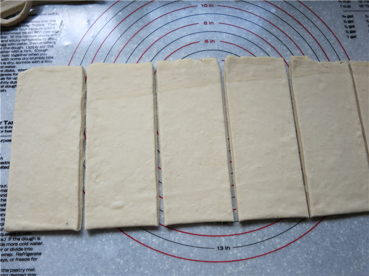 新网宠面包“白富美”净净包,切掉不规则的边角，均分成6个尺寸为8cm*16cm的长条面包胚