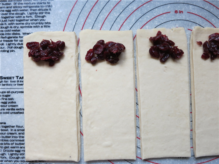 新网宠面包“白富美”净净包,在长方形面片的一端放上蔓越莓