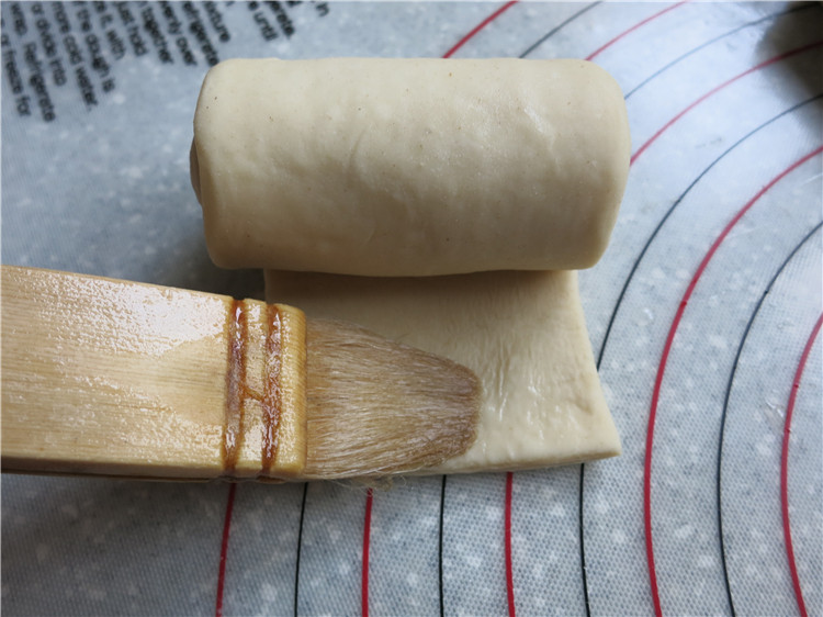 新网宠面包“白富美”净净包,将卷好的小面团底部刷水使其粘和