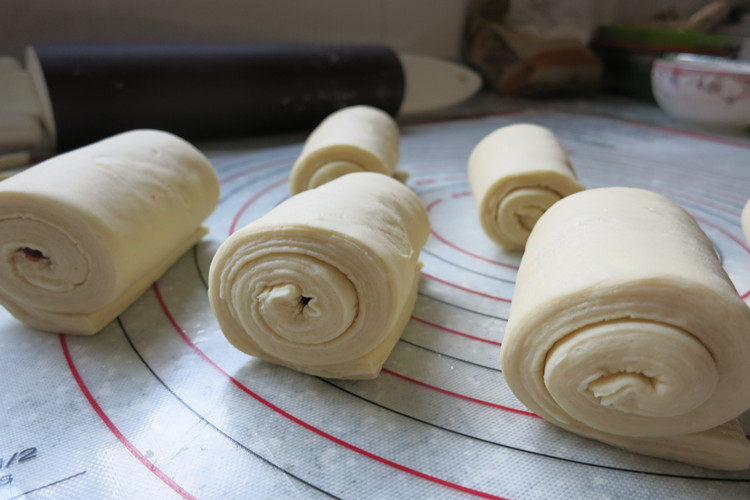新网宠面包“白富美”净净包,放在铺了油纸的烤盘里，每个小面团之间要留出足够的距离