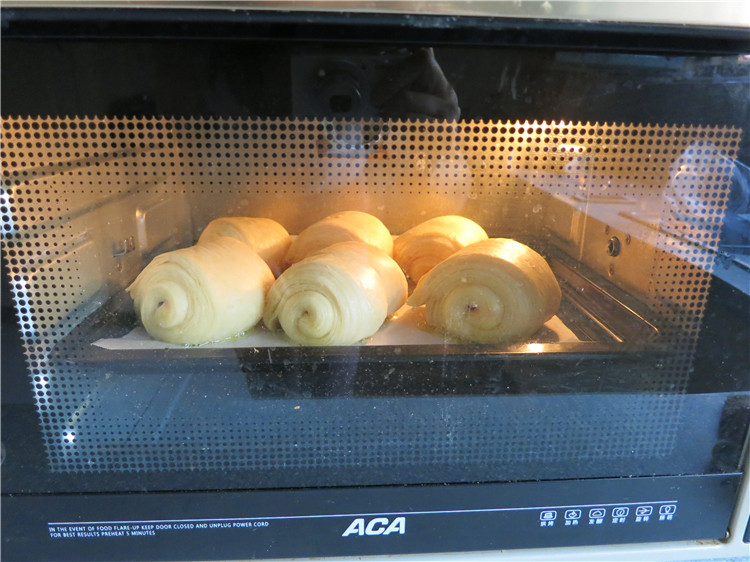 新网宠面包“白富美”净净包,烤箱180度预热，上下火中层烤25-28分钟左右
