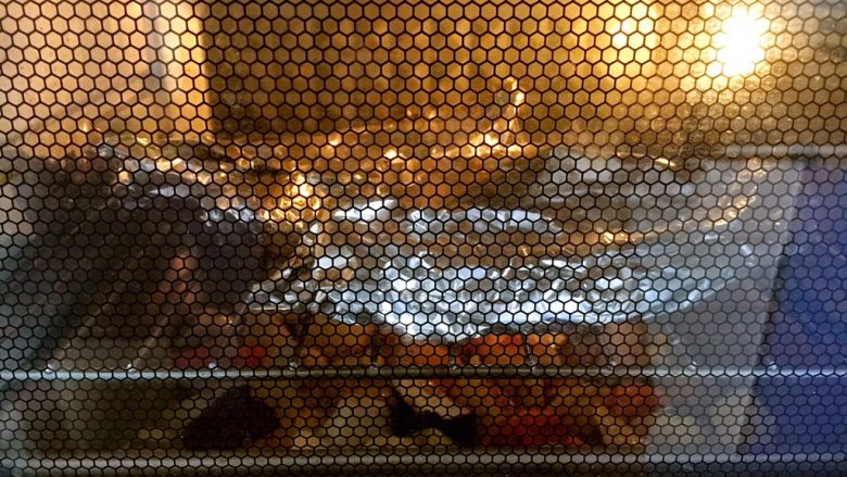 新奥尔良口味烤羊排,将裹好锡纸的羊排放入烤箱的中层，烤箱预热5分钟，上下加热管200度，先烤40分钟。