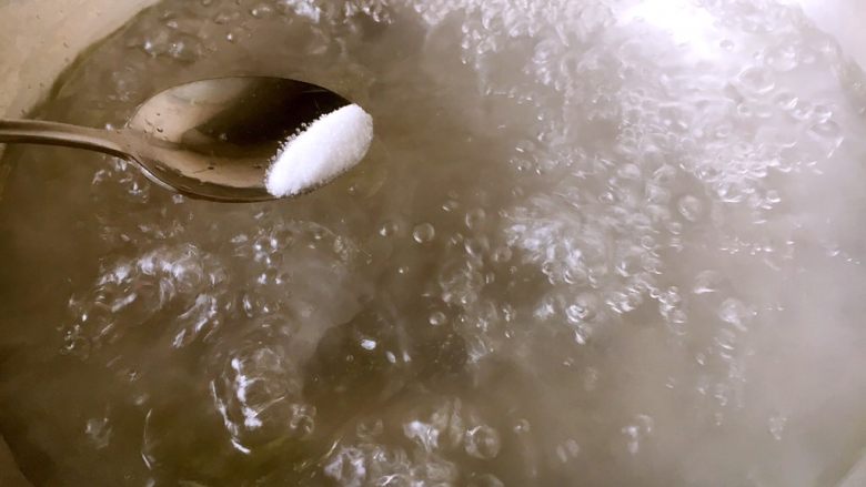 蒜泥豆角,锅里放适量的水，水开后放入两滴油和少许的盐。