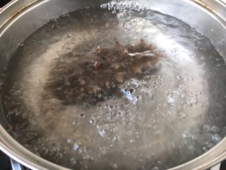 鸡汁小米海参粥,煮粥期间，将海参焯水，捞出备用。