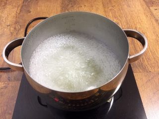 鸡汁小米海参粥,将鸡汤大火煮开。
