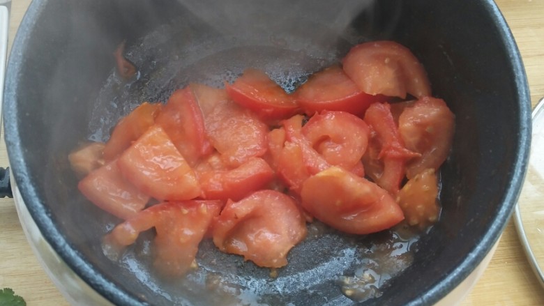 超满足、超大块的牛肉粉丝汤――满满的一碗，温暖你的胃！,西红柿超软并出现汤汁的时候就可以了。