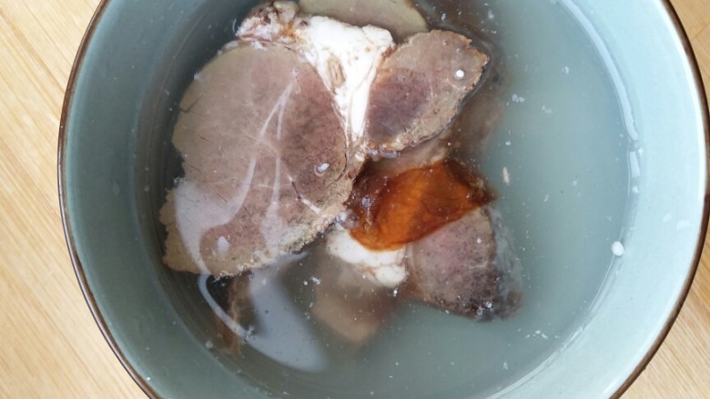 超满足、超大块的牛肉粉丝汤――满满的一碗，温暖你的胃！,把从冰箱里拿出来的牛肉化冻后再清洗一下。