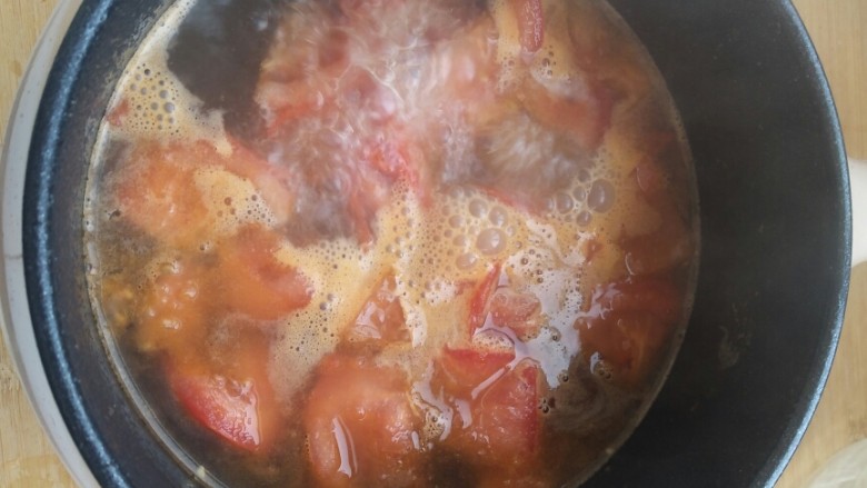 超满足、超大块的牛肉粉丝汤――满满的一碗，温暖你的胃！,放入水。