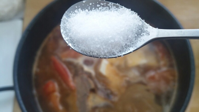 超满足、超大块的牛肉粉丝汤――满满的一碗，温暖你的胃！,放入一勺盐水，因为我选的这个豆腐比较难入味，所以需要在尽快放盐，方便入味。盖上锅盖焖煮。