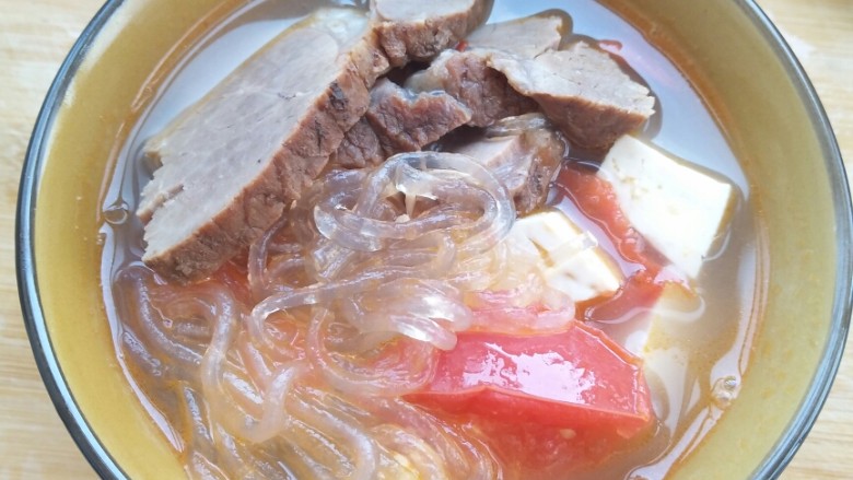 超满足、超大块的牛肉粉丝汤――满满的一碗，温暖你的胃！,将煮好的牛肉汤盛放到碗中。记得把牛肉放在上面，最好一眼看上去能看到用到的所有食材食材。