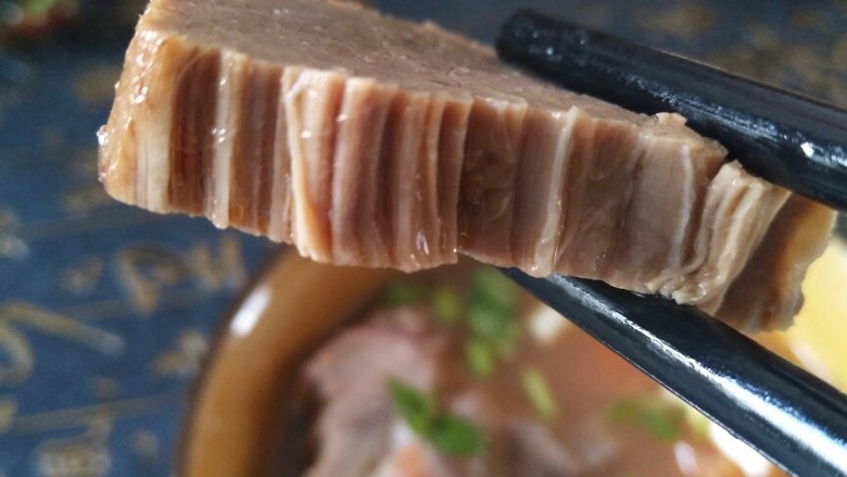 超满足、超大块的牛肉粉丝汤――满满的一碗，温暖你的胃！,来个特写，肉块是不是超级大、超级厚呢！😊