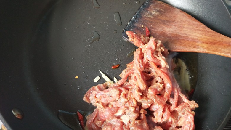 萝卜丝炒牛肉,放入牛肉翻炒。