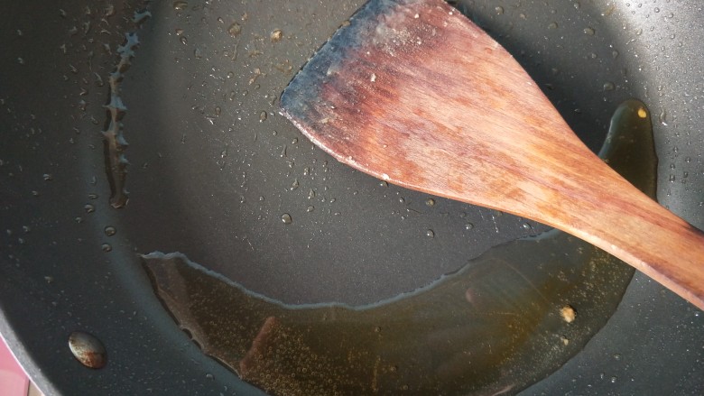 萝卜丝炒牛肉,锅内放油。