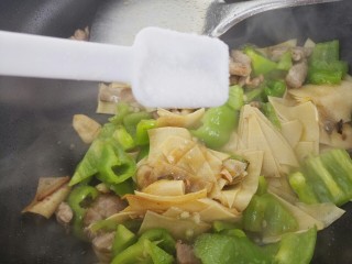 干豆腐青椒炒肉,加一勺盐