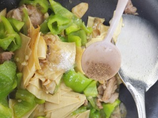干豆腐青椒炒肉,半勺胡椒粉