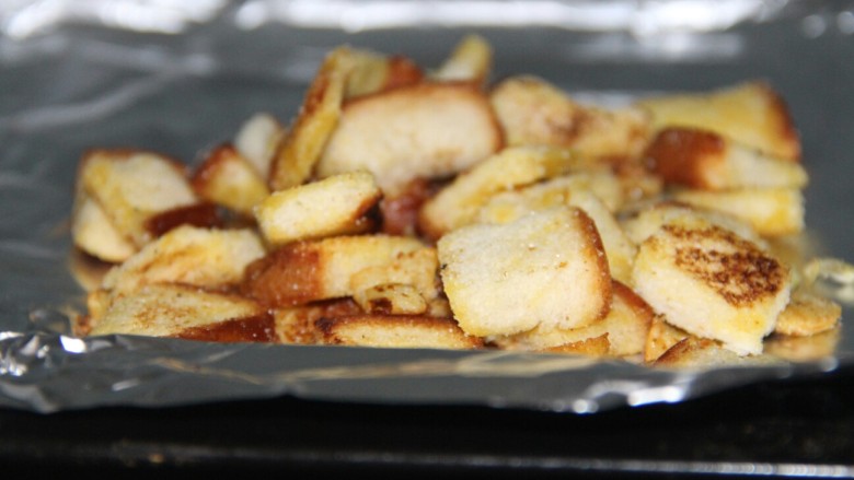 硬脆蒜香面包块,烤好的土司块是硬硬的，脆脆的