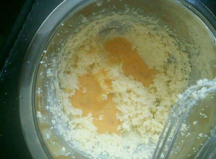 英式黄油蛋糕,分多次加入蛋液，每加一次都要搅打至黄油和蛋液完全吸收后再加入下一次。