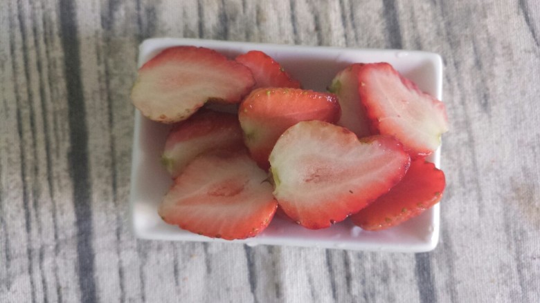 草莓奥利奥酸奶盆栽,草莓切成两半