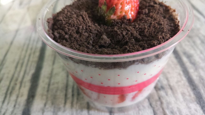 草莓奥利奥酸奶盆栽,再摆上一个草莓装饰