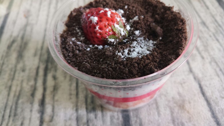 草莓奥利奥酸奶盆栽,前面撒一点点点缀一下
