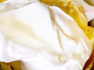 马斯卡彭橙味小蛋糕,挖三分之一的蛋白倒入蛋黄糊里面
