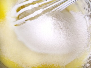 马斯卡彭橙味小蛋糕,筛入低筋面粉和玉米淀粉