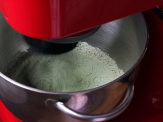 抹茶坚果软欧包,启动厨师机搅拌一下，使面粉材料混合。